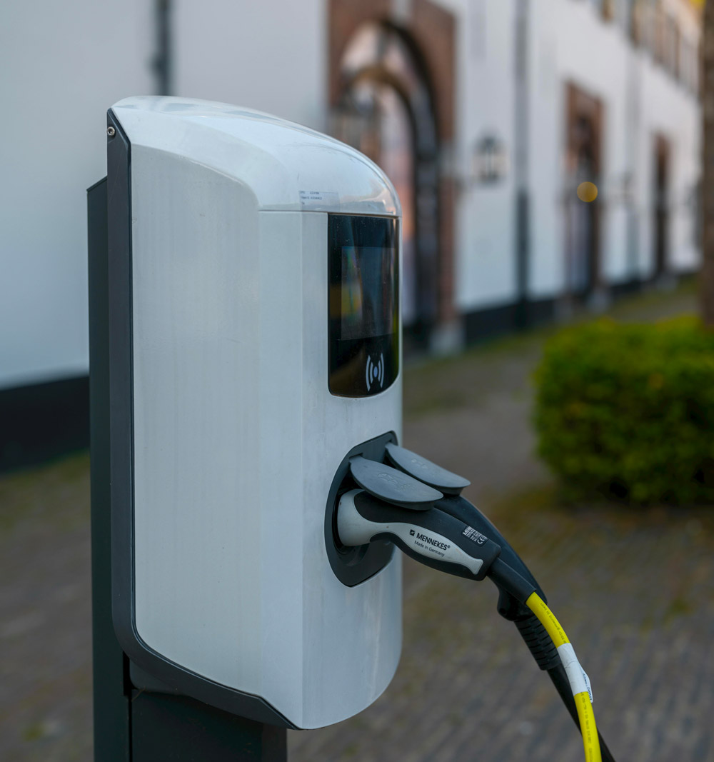 borne-recharge Électricien en formation IRVE niveau 1 et 2 – CF2P Nouvelle-Aquitaine